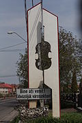 Velkomstmonument ved indkørslen til byen