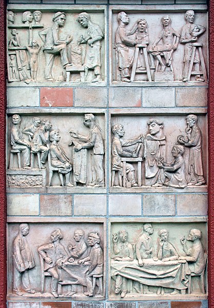 File:Relief Bühringstr 20 (Weißs) Kunsthochschule Berlin-Weißensee2.jpg