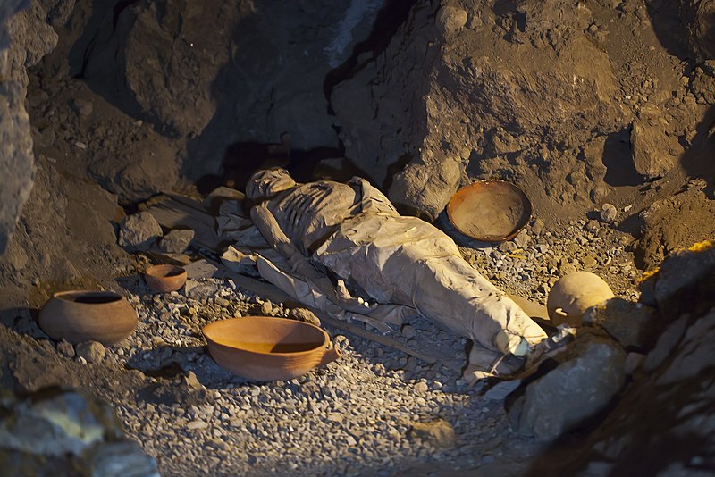 File:Replica de momia guanche en la gruta del Parque del Drago, Icod de los Vinos, Tenerife, España, 2012-12-13, DD 01.jpg