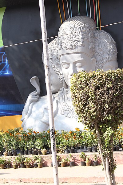 File:Replica of Trimurti statue of Elephanta Caves.jpg