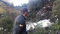 救援人员在哥伦比亚一个山坡搜索飞机残骸。