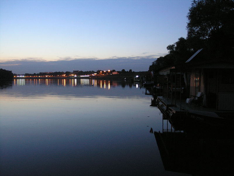 File:Rijeka Sava noć (pogled na grad).jpg