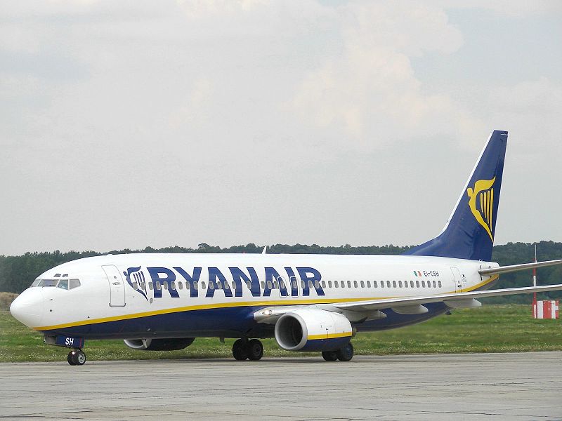 File:Ryanair B737 Altenburg-Nobitz 02.JPG