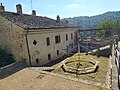 La giostra di ferro e le mura confinarie