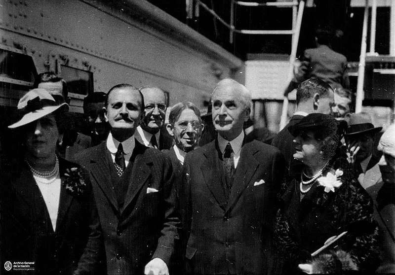 File:Saavedra Lamas recibe a Cordell Hull.jpg