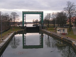 Lock chamber with laterally offset lifting gate portal