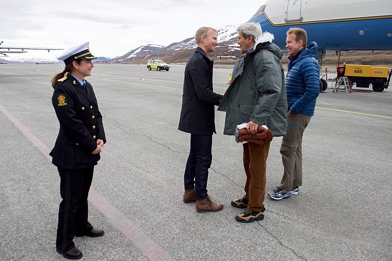 File:Secretary Kerry Meets With a Local Official Upon His Arrival at Svalbard Airport in Norway (27706403595).jpg