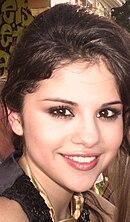 Gomez durante la filmación del vídeo musical de «Tell Me Something I Don't Know» en junio de 2008.