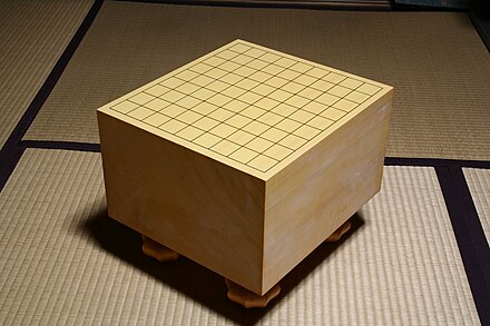 Shogi board of the ichmaiita (一枚板) and Masame (柾目, straight-grained) with legs