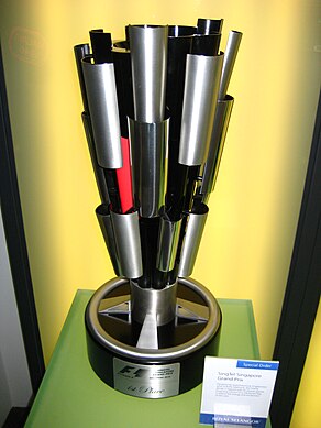 Troféu dado ao piloto vencedor do GP de Singapura de 2010 de Fórmula 1.