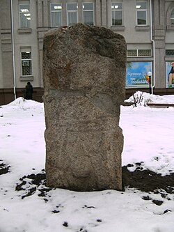 Плоча, изобразяваща скитска жена, открита в Кировоград. Тъй като мястото и обстоятелствата на откриването на плочата не са известни, някои археолози смятат, че е открита на върха на Мелгуновската могила.