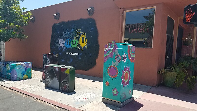 File:Spaceclones artwork in San Diego - 2018.jpg