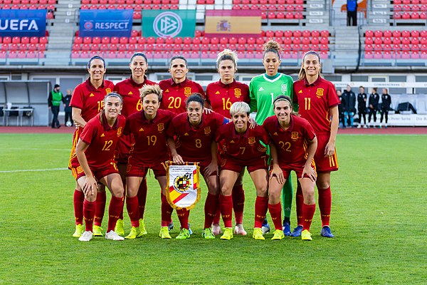 Guijarro (second row, left) lining up with Spain women's national football team in 2018.