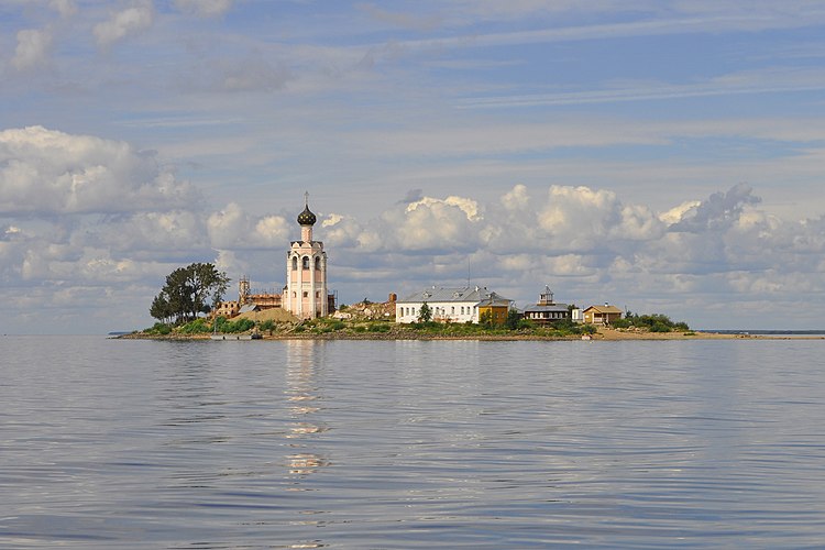 Спасо-Каменный монастырь (колокольня и остатки древних зданий), остров Каменный, Кубенское озеро, Вологодская область