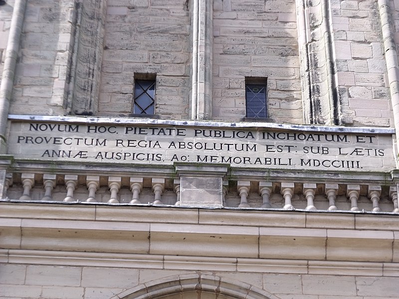 File:St Marys Church, Warwick - south face latin inscription.jpg