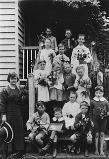 Pupils of Whichello School posing with wildflowers, 1920 StateLibQld 1 211448 Pupils of Whichello School in the Toowoomba district, Quensland, 1920.jpg