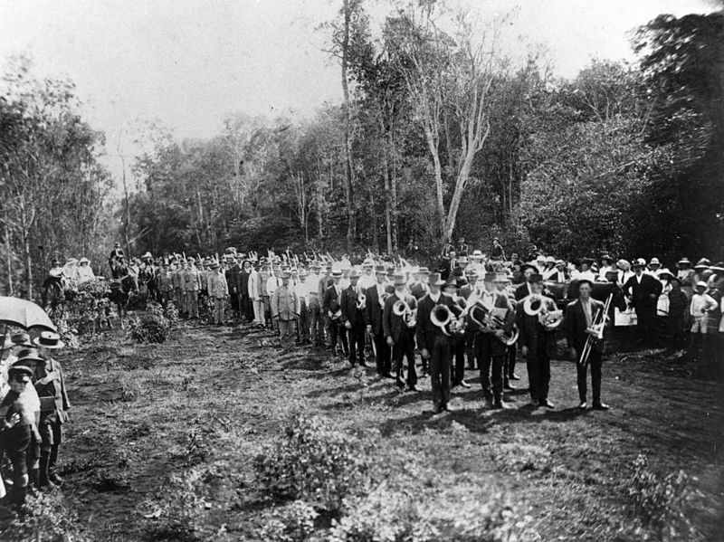 File:StateLibQld 2 164147 Marshalling for the Peace Parade in Kingaroy, Queensland, 1919.jpg