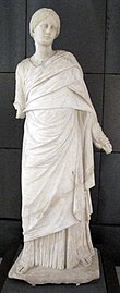 Statue féminine avec chiton (copie d'un modèle hellénistique ancien).