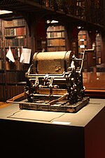 Miniatuur voor Bestand:Stencil machine with its last paper in, Hendrik Conscience Heritage Library, Antwerp, Belgium, 2016-07-26.jpg