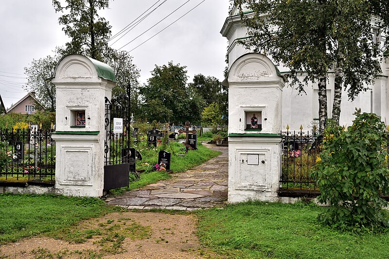 File:Syas'stroy. Church Of The Assumption Of The Blessed Virgin Mary. Fence with gates.jpg