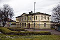 Ruinene av Håkon Håkonssons kongsgård foran den gamle jernbanestasjonen.