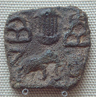 Monedă din Regatul Pandyan care înfățișează un templu între două simboluri de dealuri și un elefant, din Sri Lanka, secolul I d.Hr.