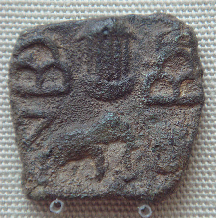 丘のシンボルと象の間の寺院を描いたパンディアン王国の硬貨、パンディアス、スリランカ、1世紀。