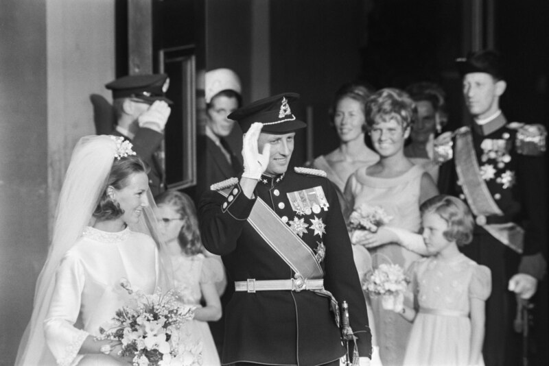 File:The wedding of Norway's crown prince Harald V and Sonja Haraldsen in 1968 (JOKAURR2A C014-2).tif