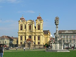 Timisoara - Piata Unirii, The Dome and votive figure.JPG
