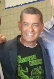 Timothy Omundson soittaa Carlton Lassiteria.