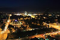 Vue panoramique de nuit sur Tirana.