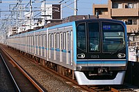Moderner zehnteiliger Triebzug der Baureihe 15000 von Tōkyō Metro
