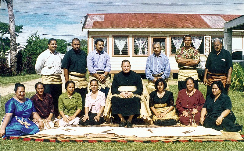 File:Tonga Chronicle Staff 2000.jpg