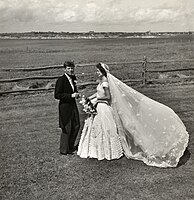 Toni Frissellová, John F. Kennedy a Jacqueline Bouvier ve svatební den