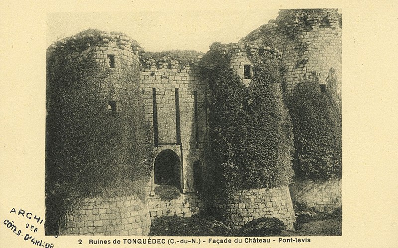 File:Tonquédec - Ruines façade du château - Pont-levis - AD22 - 16FI5974.jpg