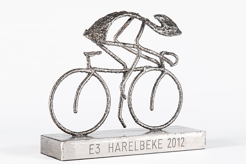 File:Trofee E3 Harelbeke, Tom Boonen, 2012 - schuin (TRM0734 - collectie KOERS. Museum van de Wielersport)-1.jpg