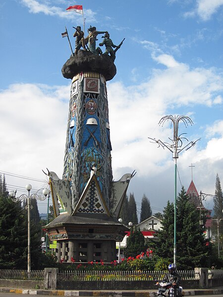 File:Tugu Brastagi.jpg