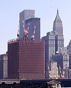 1969 Herbst: Südturm. Further advanced North Tower not pictured (fall 1969, construction of South Tower began in January 1969). One Chase Manhattan Plaza & Equitable Building.