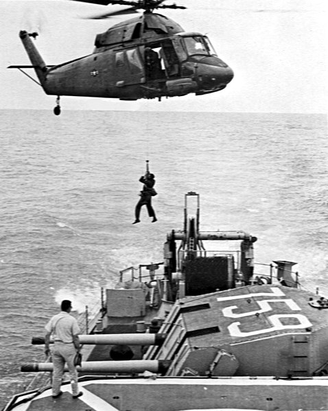 File:UH-2 of HC-7 lifting man from USS Lofberg (DD-759) 1970.jpg