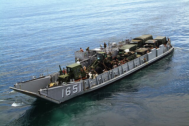 LCU-1651 har just lämnat welldäck på USS Essex.