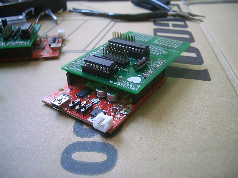 File:Unsped Arduino Shields - Building (2009-05-30 11.13.07 by c-g.).jpg