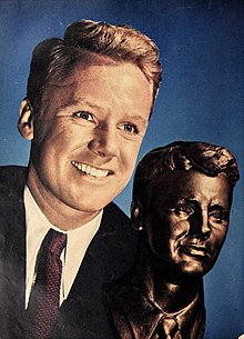 Van Johnson with a bust of himself, 1946.jpg