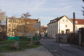 Vue d'une route entre deux petits immeubles