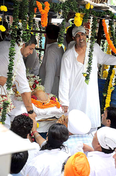 File:Vindu Dara Singh at Dara Singh's funeral 01.jpg