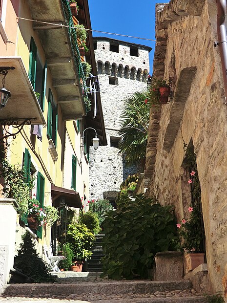 The tower of the castle seen from a street of Vogogna Vogogna 004.JPG