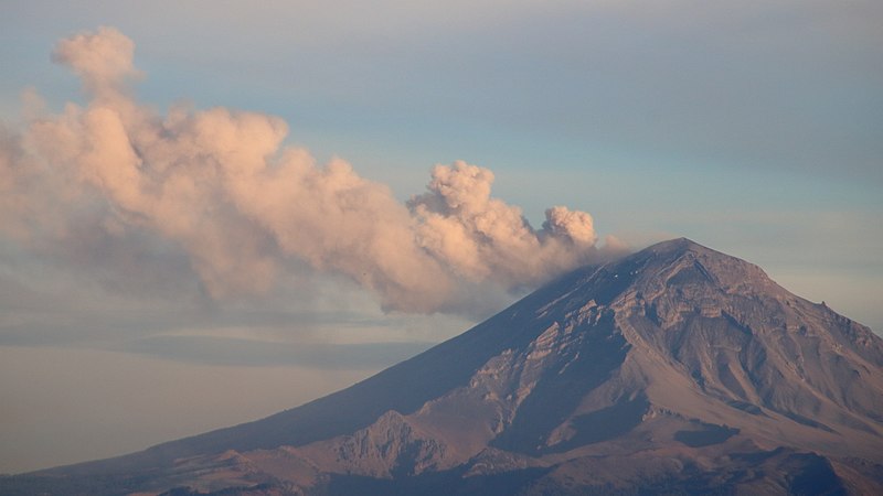 File:Volcan Popocatepetl con fumarola.jpg