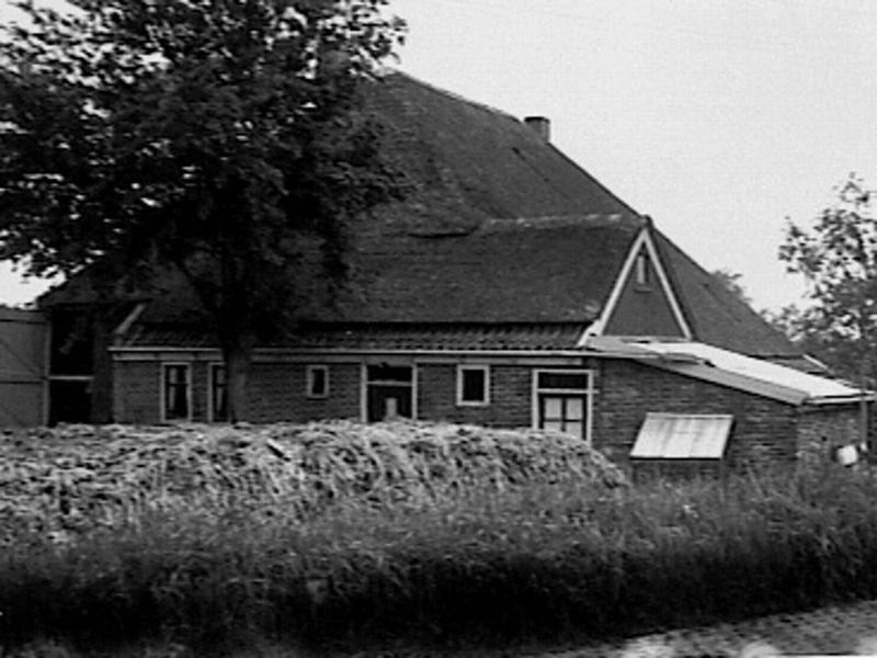 File:Voor- en zijgevel nr. BE 6 - Kolhorn - 20482952 - RCE.jpg