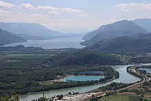 Vue du lac du Bourget depuis le Grand Colombier : le canal de Savières (non visible) prend son origine dans le lac du Bourget (dernier plan), contourne le mont Landard (à droite) avant de se jeter dans le Rhône (premier plan) juste après Chanaz (sur la droite hors de la photo).