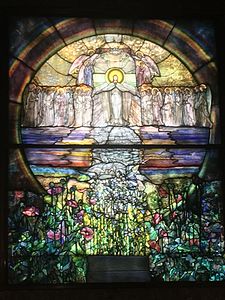 The Flight of Souls Window, de Louis Comfort Tiffany, ganhou uma medalha de ouro na Exposição de Paris de 1900