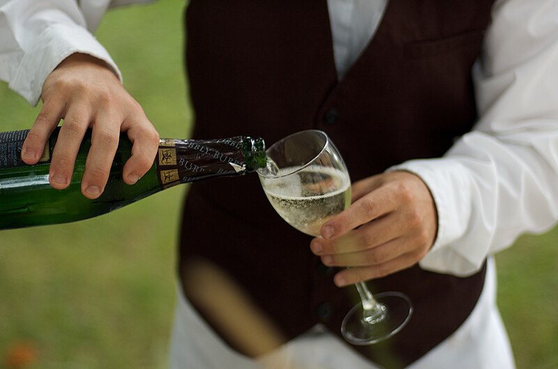 File:Waiter pouring Zardetto sparkling Prosecco.jpg